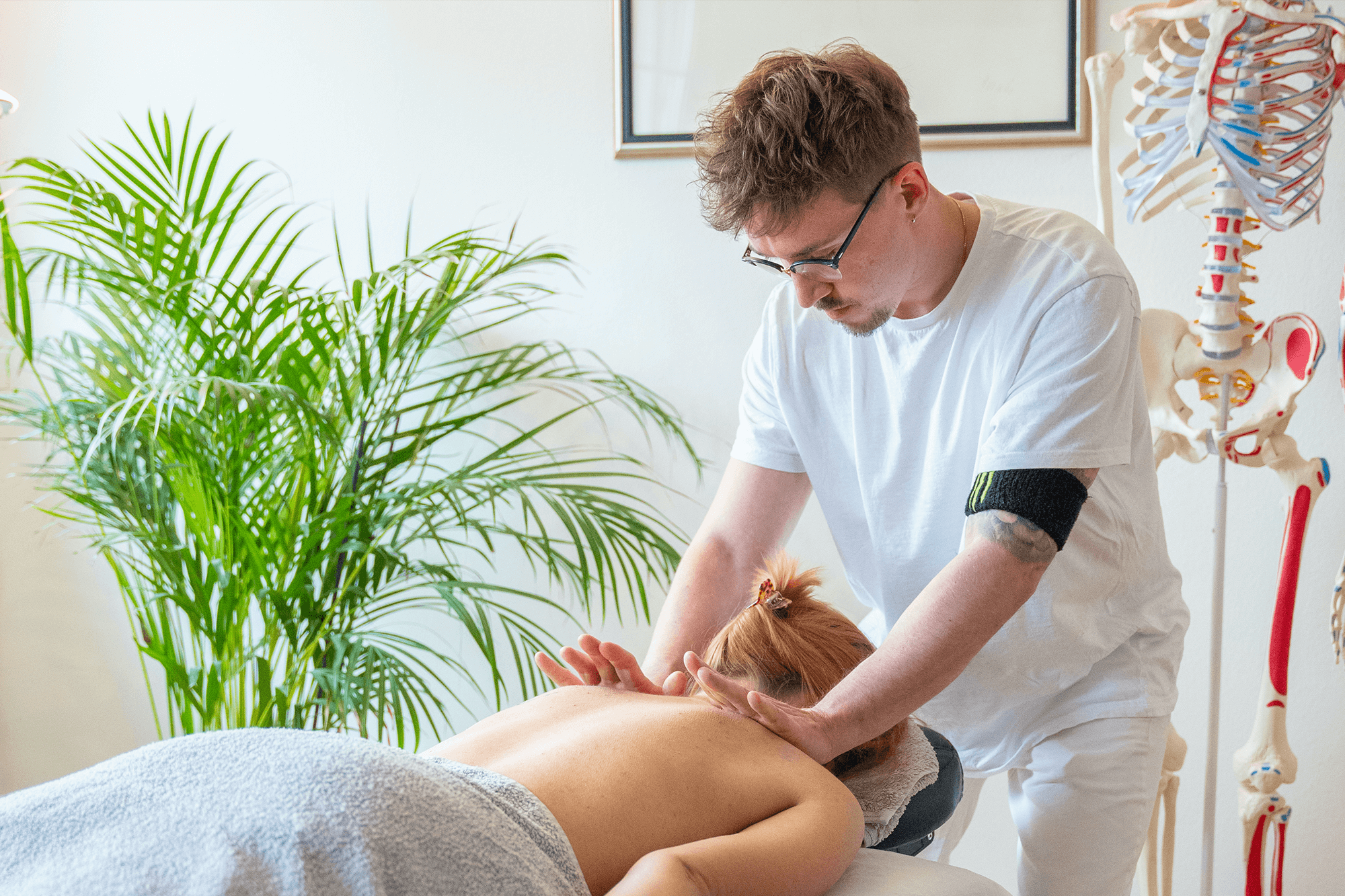 domenic hacker bei einer heilmassage in wien