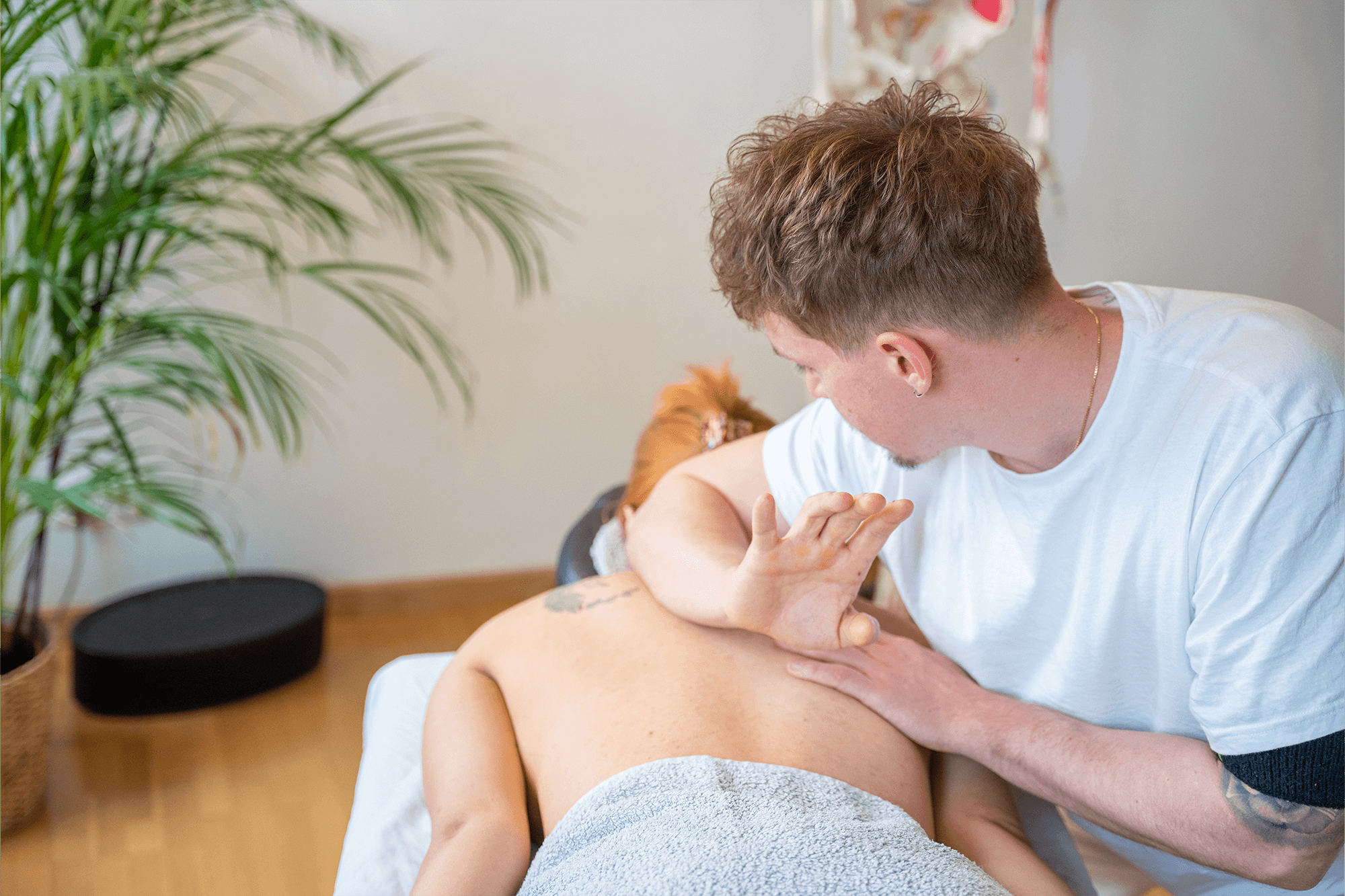 domenic hacker bei einer sportmassage in wien